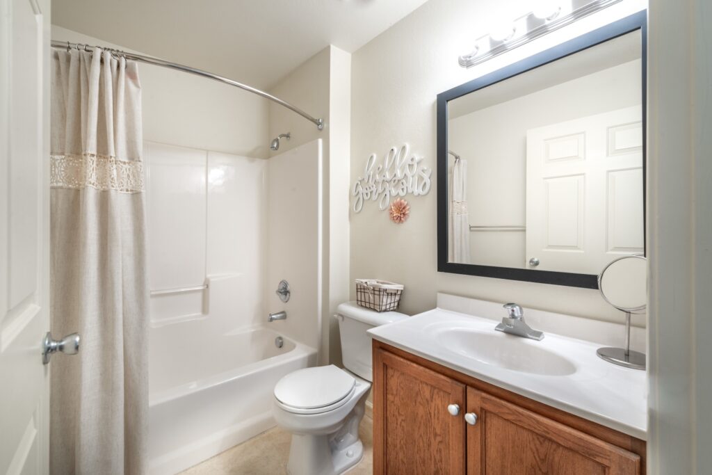 bathroom with toilet and tub shower