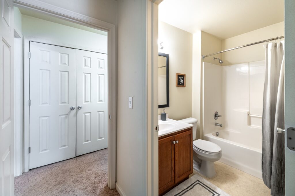 bathroom with toilet and tub shower